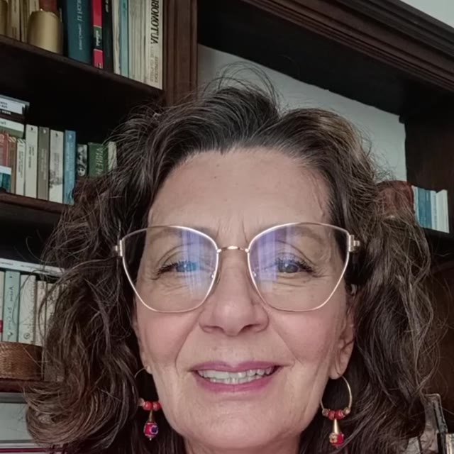 Alima Paola Brambilla parla a camera nel suo studio